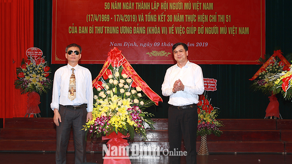 Đồng chí Trần Lê Đoài, Tỉnh ủy viên, Phó Chủ tịch UBND tỉnh tặng lẵng hoa tươi thắm chúc mừng Hội Người mù tỉnh.
