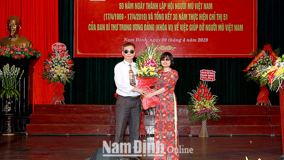 Đồng chí Đinh Việt Anh, Phó Chủ tịch Hội Người mù Việt Nam tặng hoa chúc mừng Hội Người mù tỉnh.