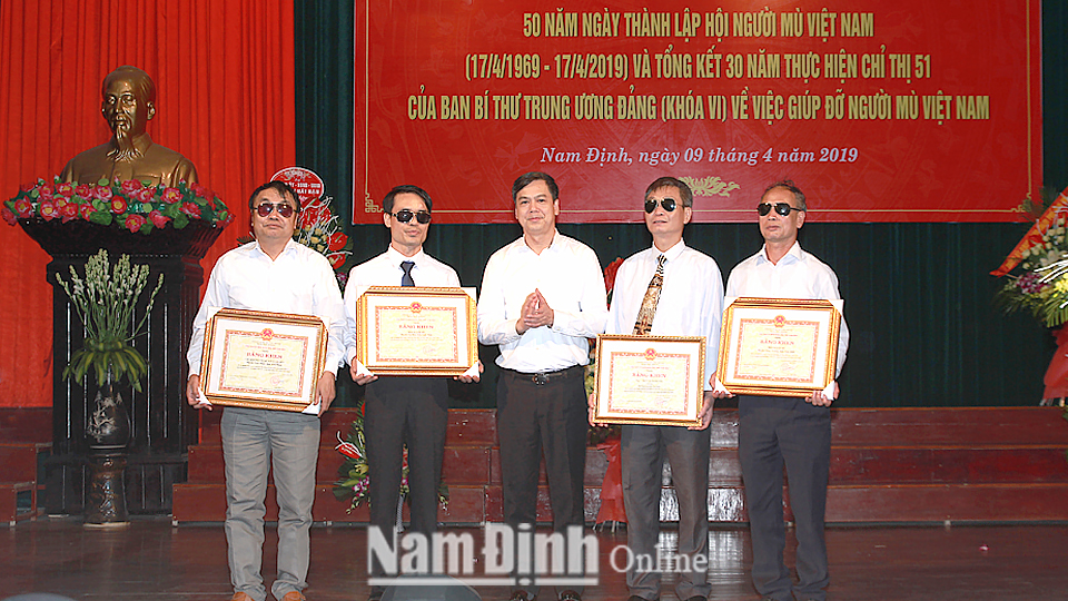 Đồng chí Trần Lê Đoài, Tỉnh ủy viên, Phó Chủ tịch UBND tỉnh trao tặng Bằng khen cho các tập thể có thành tích trong công tác xây dựng, tổ chức Hội.
