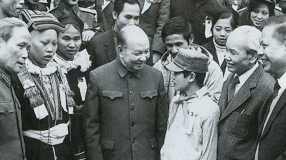 Đồng chí Trường Chinh với các đại biểu thanh thiếu niên dự Đại hội truyền thống Tuổi trẻ anh hùng bảo vệ Tổ quốc, ngày 19-12-1981.