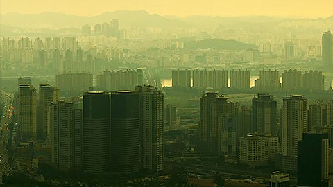 Hàn Quốc và Trung Quốc đang nỗ lực để “rửa trôi” không khí ô nhiễm.