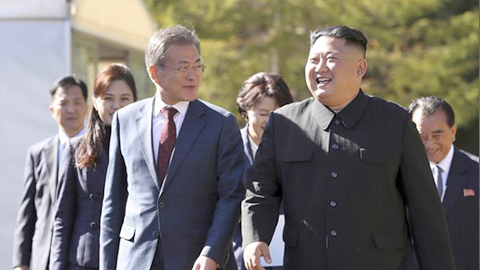 Tổng thống Hàn Quốc (trái) và nhà lãnh đạo Triều Tiên Kim Jong-un trong một cuộc gặp. Ảnh: AP