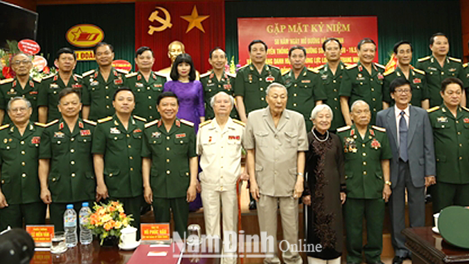 Trung tướng Đồng Sỹ Nguyên (hàng đầu, ở giữa) với các đại biểu trong buổi gặp mặt nhân dịp kỷ niệm 58 năm Ngày truyền thống Bộ đội Trường Sơn (19/5/1959 - 19/5/2017). Ảnh: TRƯỜNG SƠN