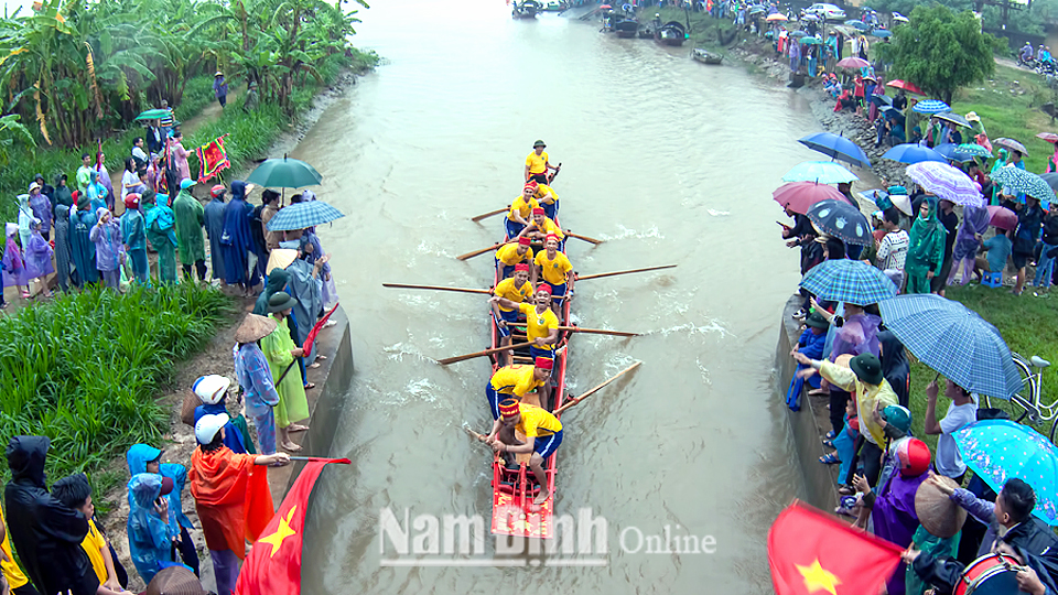Bơi chải trong lễ hội Chùa Keo Hành Thiện, xã Xuân Hồng.