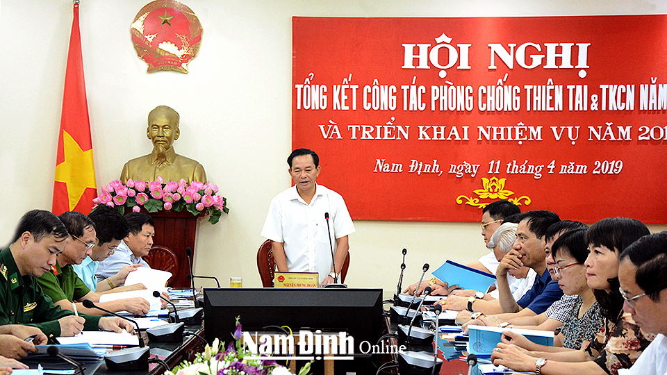 Đồng chí Nguyễn Phùng Hoan, Tỉnh ủy viên, Phó Chủ tịch UBND tỉnh, Phó trưởng ban Thường trực Ban Chỉ huy Phòng, chống thiên tai và tìm kiếm cứu nạn tỉnh phát biểu tại hội nghị.