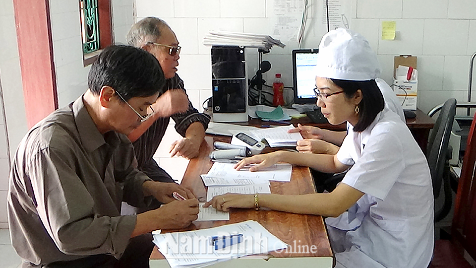 Bệnh nhân làm thủ tục khám bệnh tại Trung tâm Y tế huyện Mỹ Lộc.
