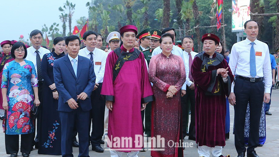 Chủ tịch Quốc hội Nguyễn Thị Kim Ngân và các đại biểu khởi hành từ sân Trung tâm lễ hội để lên Đền Thượng. Ảnh: Thành Đạt - TTXVN