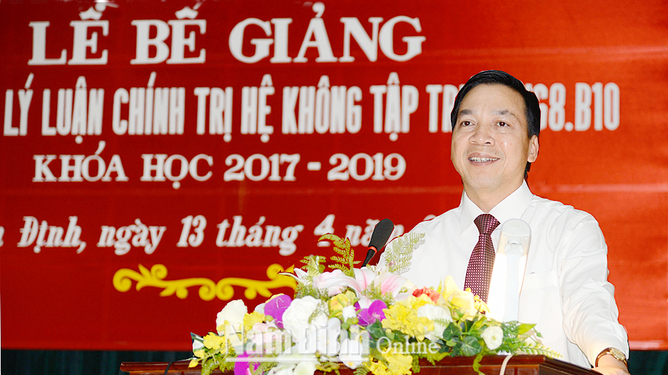Đồng chí Trần Văn Chung, Phó Bí thư Thường trực Tỉnh ủy, Chủ tịch HĐND tỉnh phát biểu bế giảng khóa học.