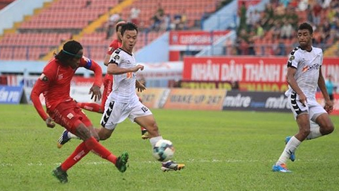 Pha tranh bóng giữa cầu thủ hai đội Hải Phòng (áo đỏ) và SHB Đà Nẵng