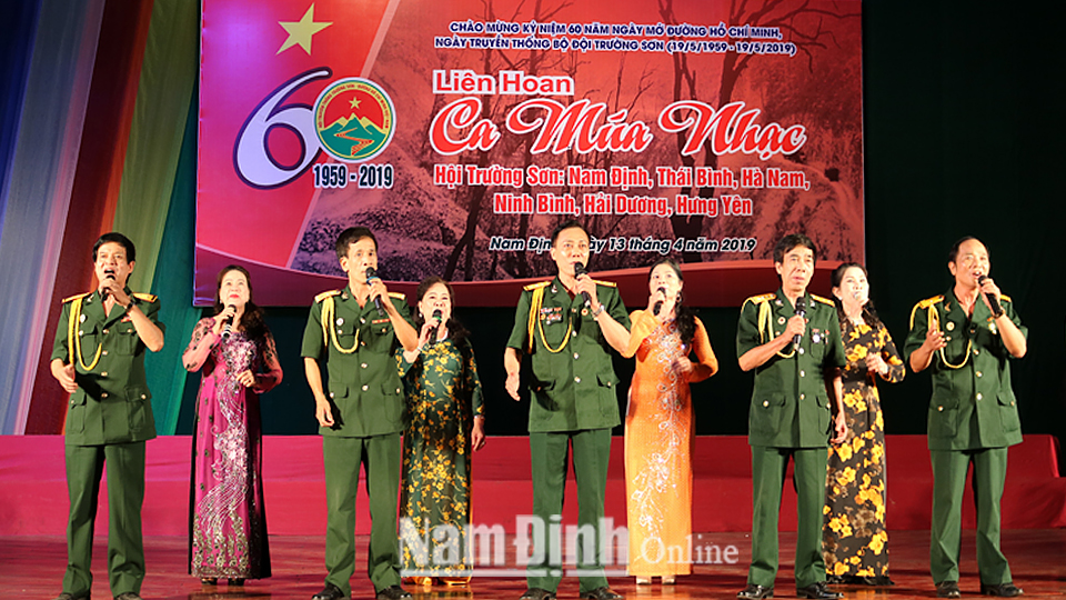 Tiết mục văn nghệ của Câu lạc bộ Nghệ thuật Hội Truyền thống Trường Sơn - Đường Hồ Chí Minh tỉnh Nam Định.