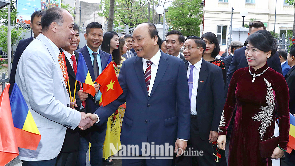 Thủ tướng Nguyễn Xuân Phúc và Phu nhân với cộng đồng người Việt Nam tại Romania. Ảnh: Thống Nhất - TTXVN