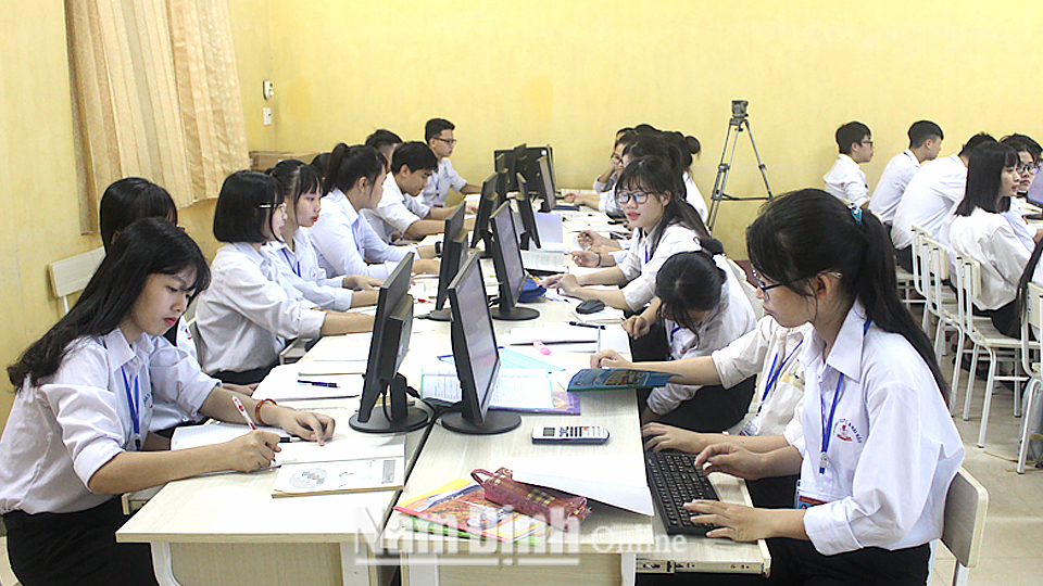 Các em học sinh Trường Trung học phổ thông A Hải Hậu trong giờ học môn Tin học.