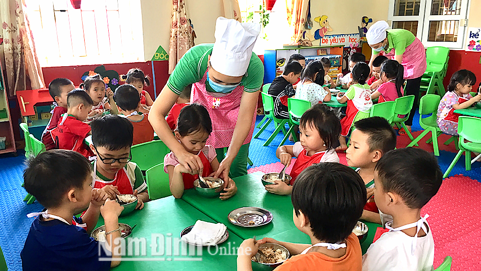 Bữa ăn bán trú của các cháu Trường Mầm non Mỹ Xá (Thành phố Nam Định).