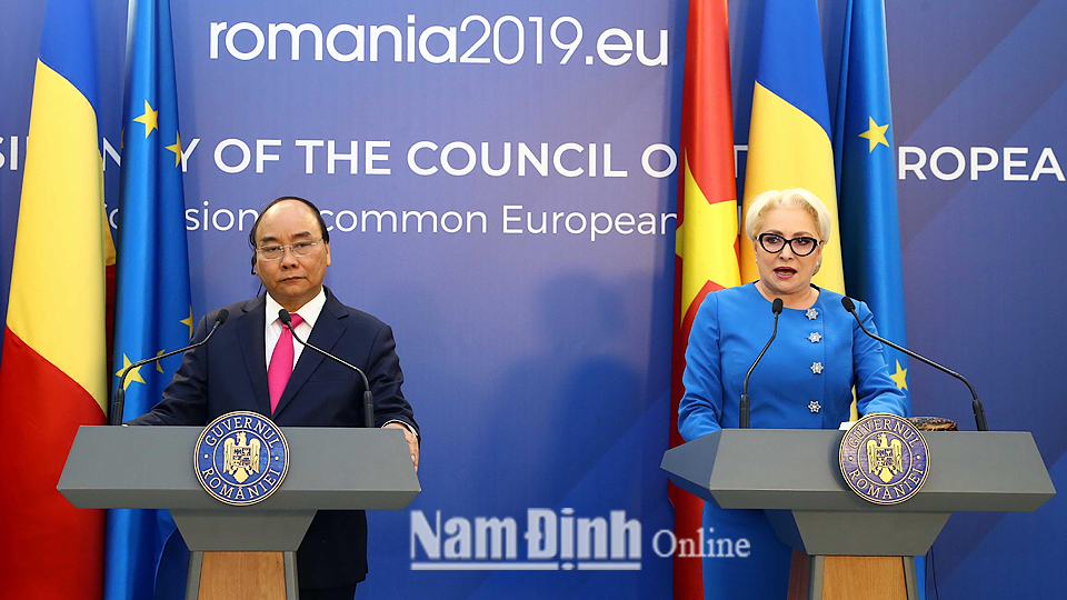 Thủ tướng Nguyễn Xuân Phúc và Thủ tướng Romania Viorica Dancila họp báo thông báo kết quả hội đàm giữa hai nước. Ảnh: Thống Nhất - TTXVN
