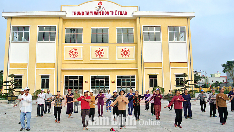 Một buổi tập dưỡng sinh của người cao tuổi tại Trung tâm Văn hoá thể thao xã Hải Thanh.