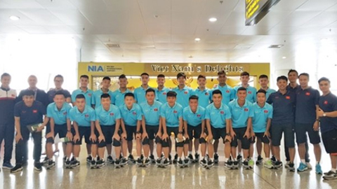 Các thành viên đội tuyển U18 Việt Nam trước giờ khởi hành tại sân bay Nội Bài (Hà Nội).
