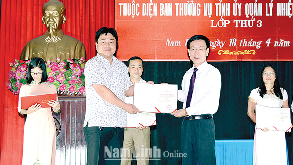 Đồng chí Phạm Đình Nghị, Phó Bí thư Tỉnh ủy, Chủ tịch UBND tỉnh trao giấy chứng nhận cho các học viên.
