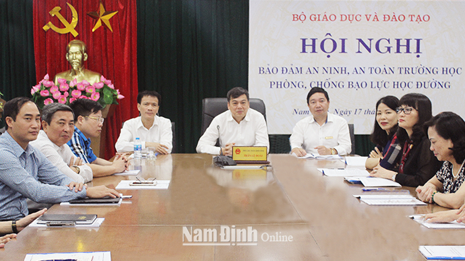 Đồng chí Trần Lê Đoài, Tỉnh uỷ viên, Phó Chủ tịch UBND tỉnh chủ trì hội nghị tại điểm cầu Nam Định