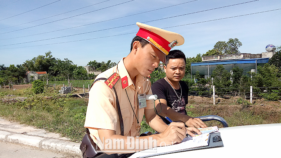 Phòng Cảnh sát giao thông (Công an tỉnh) kiểm tra việc chấp hành các quy định của lái xe khách trên tuyến đường bộ mới Nam Định - Phủ Lý.