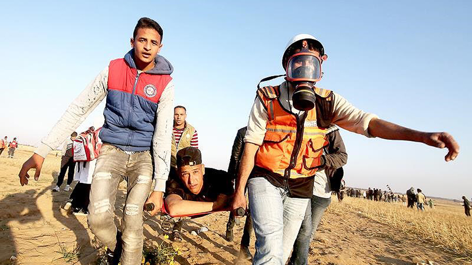 Cấp cứu người bị thương trong đụng độ ở Gaza ngày 19-4. Ảnh: Internet