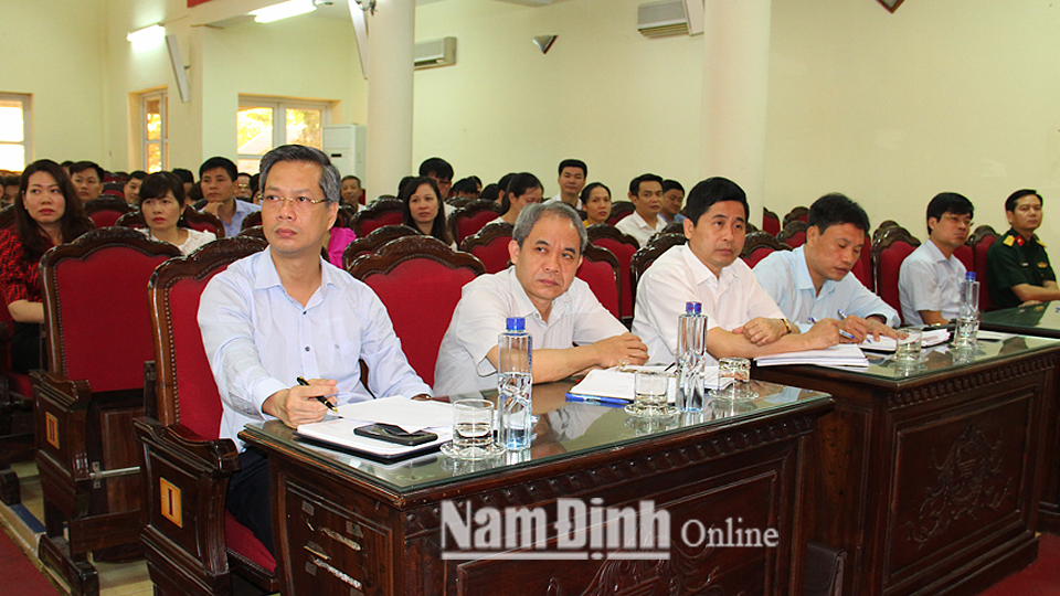 Cử tri Thành phố phố Nam Định tại buổi tiếp xúc với Đoàn Đại biểu Quốc hội của tỉnh.