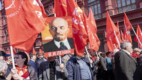 Hàng trăm người dân Moskva mang theo cờ đỏ búa liềm, ảnh V.I.Lenin và các biểu ngữ đến tập trung trước Quảng trường Đỏ.
