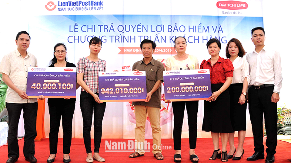 Lãnh đạo Ngân hàng Bưu điện Liên Việt Chi nhánh Nam Định với Công ty Bảo hiểm nhân thọ Dai-ichi Life Việt Nam trao trả tiền bảo hiểm cho khách hàng.