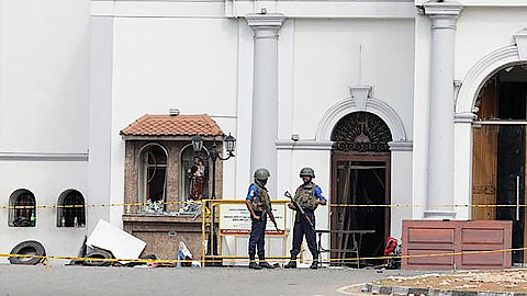 Cảnh sát Xri Lan-ca siết chặt an ninh ở thủ đô Cô-lôm-bô. Ảnh: ROI-TƠ