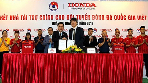 Đại diện VFF và Công ty Honda Việt Nam tại lễ ký hợp đồng. 