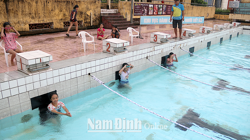 Một lớp dạy bơi phòng chống đuối nước cho học sinh các trường trung học cơ sở tại bể bơi Trần Khánh Dư (Thành phố Nam Định).