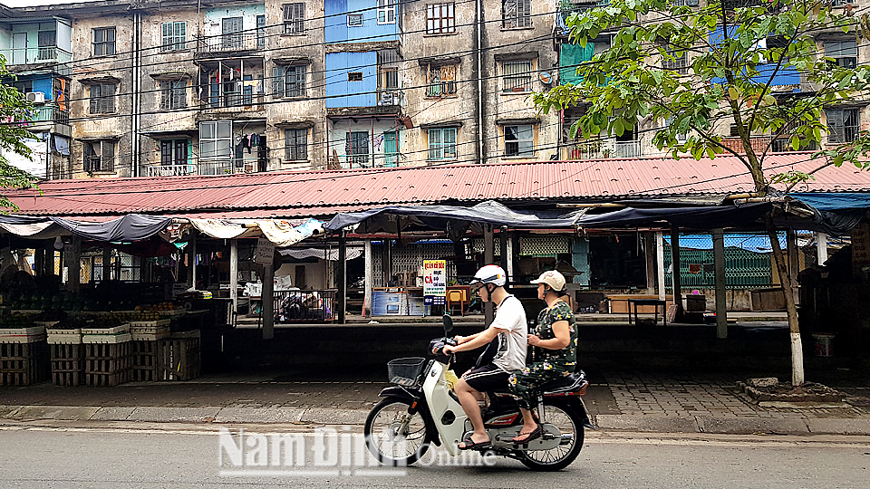 Hầu hết các chung cư cũ trên địa bàn Thành phố Nam Định đều đã xuống cấp nghiêm trọng.  (Trong ảnh: Khu chung cư cũ trên đường Trần Đăng Ninh).