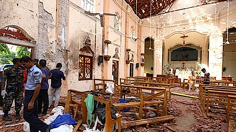 Hiện trường vụ nổ tại Nhà thờ Thánh Sebastian tại Negombo, phía bắc Colombo, ngày 21-4. (Ảnh: Getty)