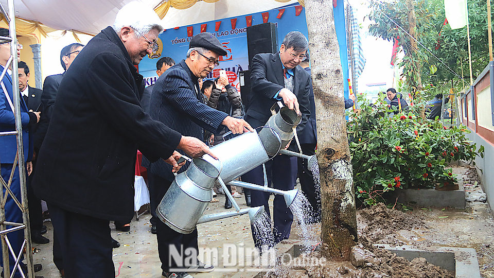 Các đại biểu trồng cây lưu niệm trong sân Nhà lưu niệm đồng chí Nguyễn Đức Thuận, xã Quang Trung (Vụ Bản).