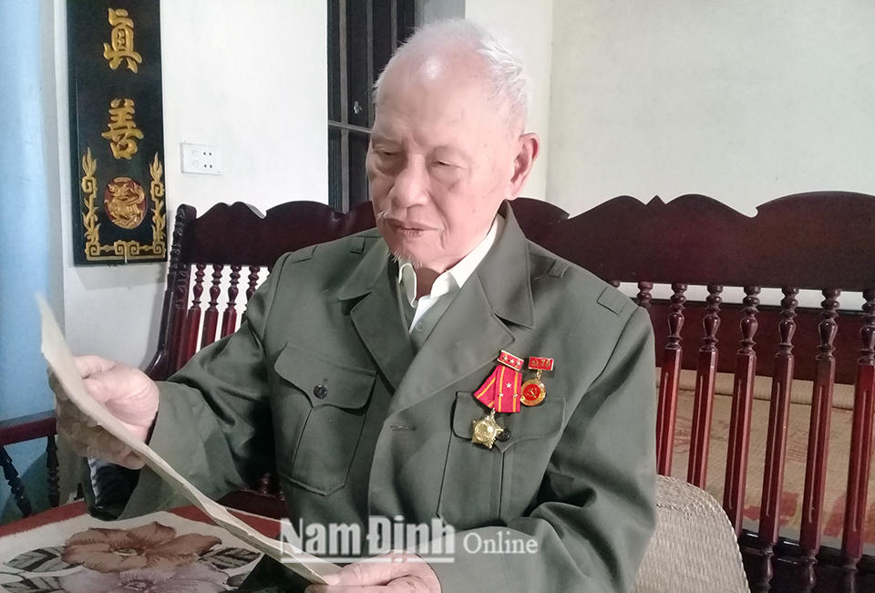 Cựu chiến binh Nguyễn Văn Lý ôn lại kỷ niệm chiến trường qua những lá thư viết cho gia đình khi tham gia Chiến dịch Điện Biên Phủ.