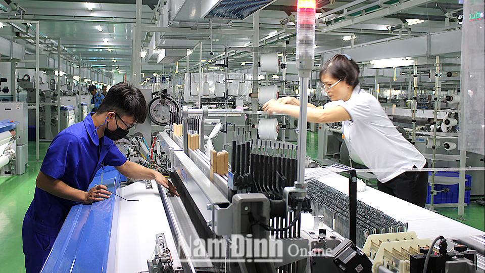 Sản xuất vải, sợi tại Công ty Cổ phần Dệt Bảo Minh, Khu công nghiệp Bảo Minh.