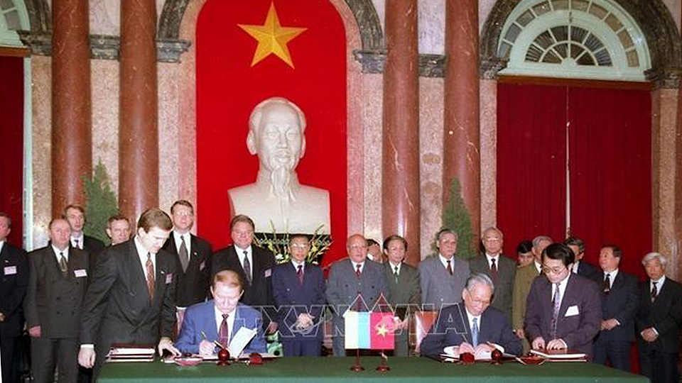 Chủ tịch nước Lê Đức Anh và Tổng thống Ukraine Leonid Kuchma ký hiệp ước hợp tác giữa hai nước, sáng 8-4-1996, tại Hà Nội.