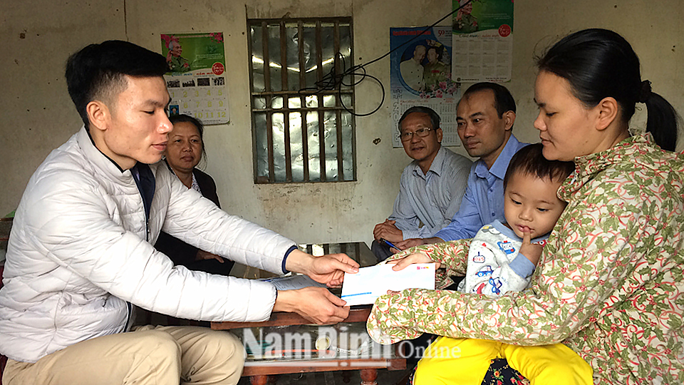 Hội Chữ thập đỏ tỉnh phối hợp với Kênh Truyền hình Let's Viet thăm, tặng quà cho các hộ gia đình nghèo huyện Ý Yên. Ảnh: Do cơ sở cung cấp