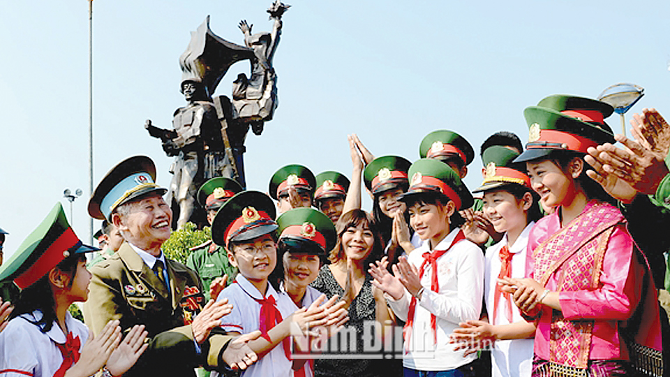 Kể chuyện truyền thống bên Tượng đài Chiến thắng Điện Biên Phủ. Ảnh: Minh Trường