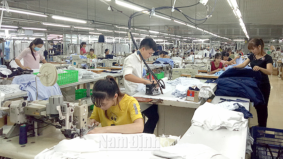 Nông dân xã Yên Trị (Ý Yên) tham gia sản xuất hàng may mặc xuất khẩu tại Công ty Trách nhiệm hữu hạn và Thương mại Vĩnh Tiến.