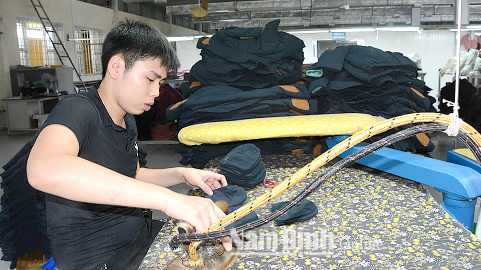 Nhờ được vay vốn từ Chương trình kết nối Ngân hàng - Doanh nghiệp, Công ty Cổ phần May IV Nam Định đã tiếp tục đầu tư đẩy mạnh sản xuất, tạo việc làm và thu nhập ổn định cho người lao động.
