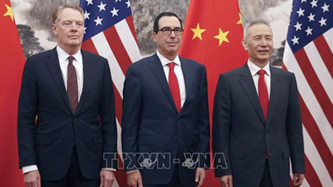 Đại diện Thương mại Mỹ Robert Lighthizer, Bộ trưởng Tài chính Mỹ Steven Mnuchin và Phó Thủ tướng Trung Quốc Lưu Hạc (từ trái sang) chụp ảnh chung trước vòng đàm phán ở Bắc Kinh ngày 1/5/2019. Ảnh: AFP/TTXVN