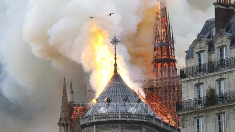 Hiện trường vụ hỏa hoạn tại Nhà thờ Đức Bà Paris ngày 15/4/2019. Ảnh: AFP/TTXVN