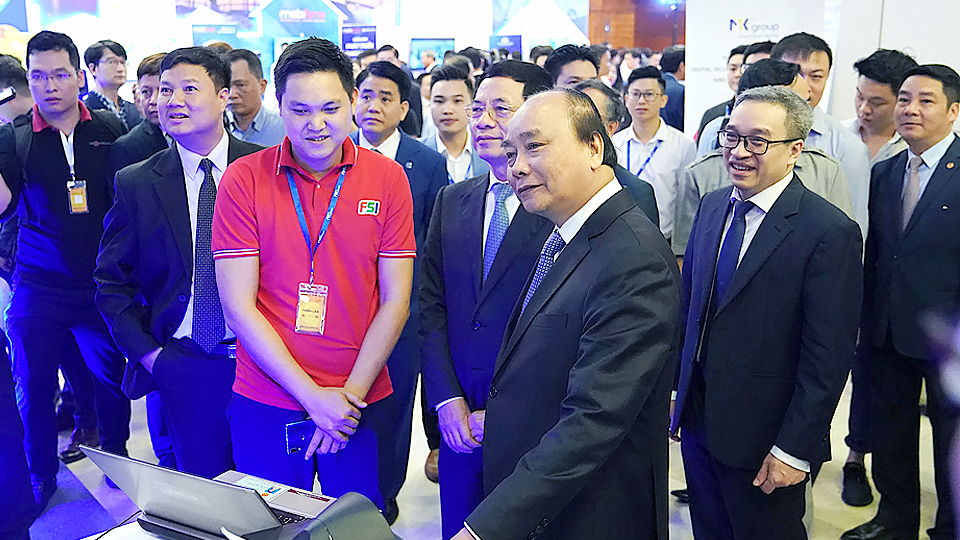 Thủ tướng Nguyễn Xuân Phúc và các đại biểu tham quan Triển lãm công nghệ Việt Nam.  Ảnh: VGP/Quang Hiếu