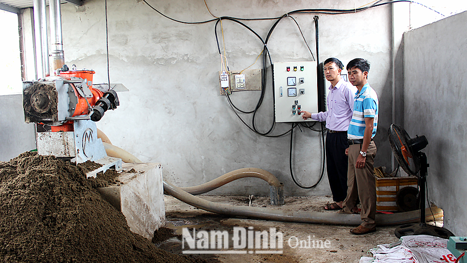Xử lý chất thải chăn nuôi bằng máy tách phân tại trang trại của anh Nguyễn Văn Chinh, xã Nghĩa Sơn (Nghĩa Hưng).