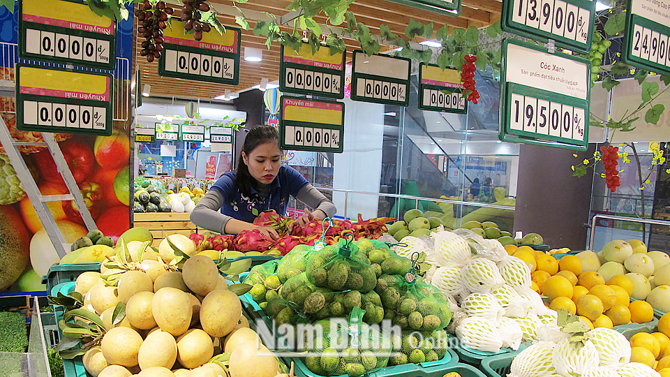 Siêu thị Co.op Mart (Thành phố Nam Định) luôn niêm yết công khai giá hàng hóa.