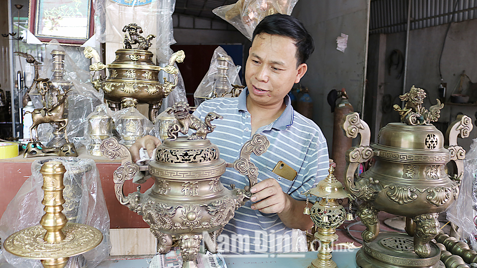 Gia đình anh Đỗ Văn Viết, cơ sở sản xuất đồ đồng Hiền Viết, thôn Đồng Quỹ, xã Nam Tiến là hộ gia đình văn hoá tiêu biểu làm kinh tế giỏi.