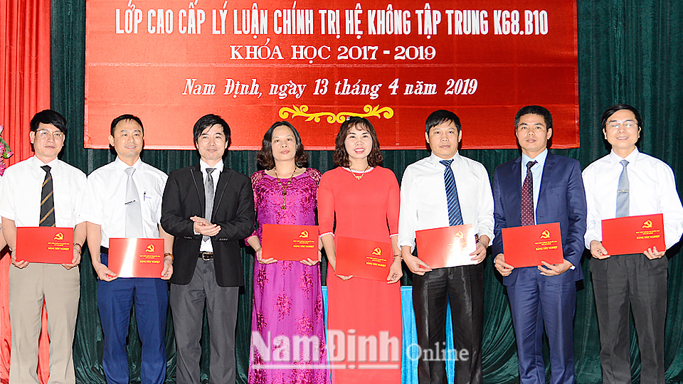 Đại diện Học viện Chính trị Quốc gia Hồ Chí Minh trao Bằng tốt nghiệp cho các học viên lớp Cao cấp Lý luận chính trị hệ không tập trung K68.B10, khóa học 2017-2019.
