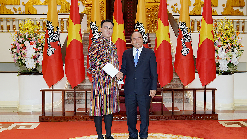 Thủ tướng Nguyễn Xuân Phúc và Chủ tịch Thượng viện Bhutan Tashi Dorji.  Ảnh: VGP/Quang Hiếu