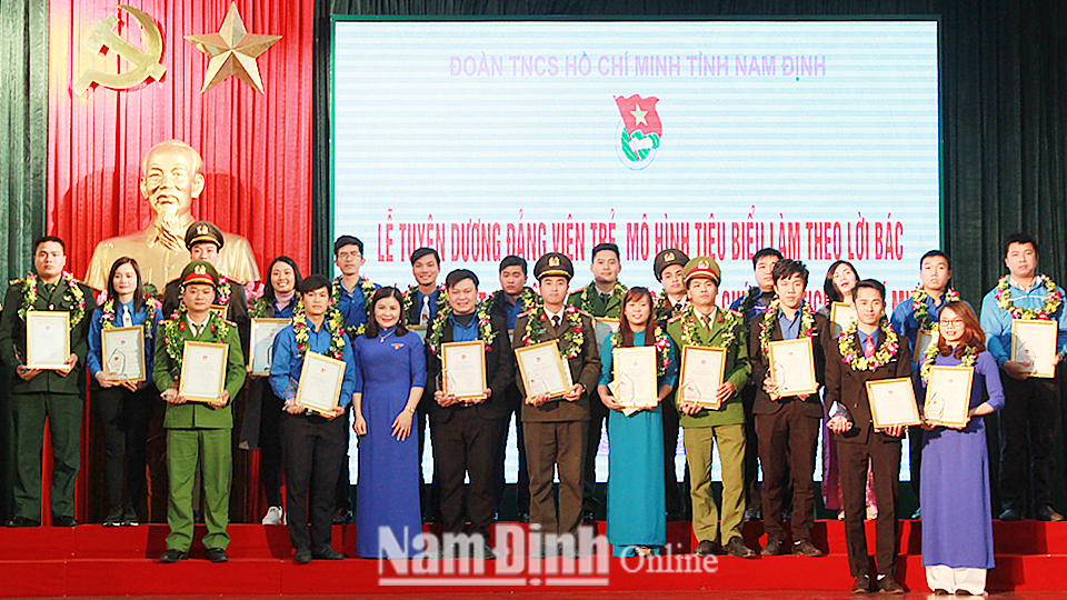 Đoàn Thanh niên tỉnh trao thưởng cho các tập thể, đảng viên trẻ tiêu biểu làm theo lời Bác (tháng 3-2019). Ảnh: Hoa Xuân