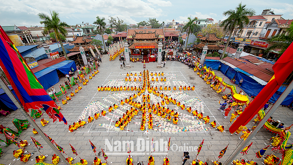 Xếp chữ trong lễ hội Phủ Dầy tổ chức ở Phủ Tiên Hương (Vụ Bản).